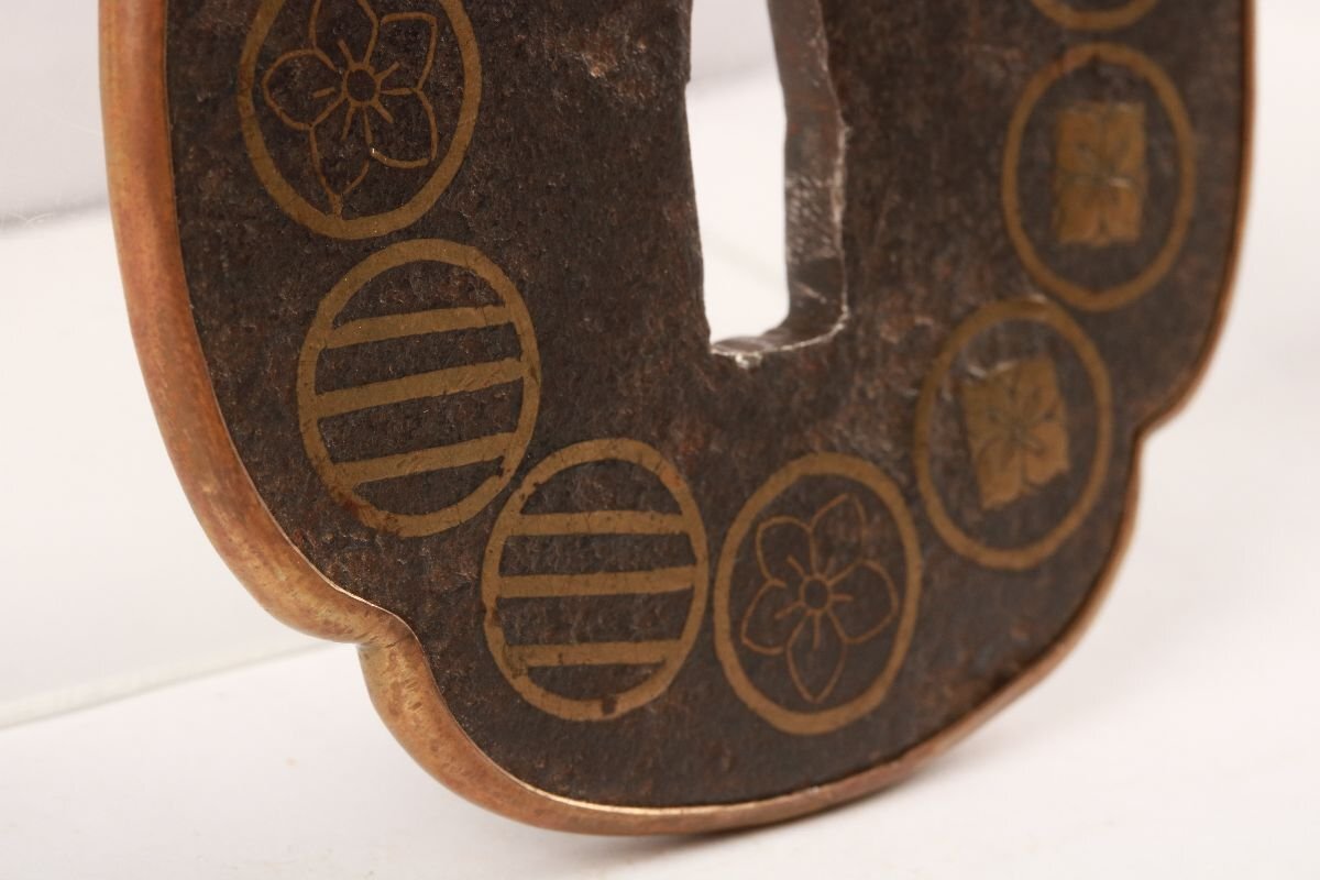 [.. магазин .] меч . изобразительное искусство / Edo период / нет ./ металлический земля .. Takeda родители вид . дерево . форма гарда меча /K-1264( поиск ) гарда меча /./ японский меч / меч принадлежности 