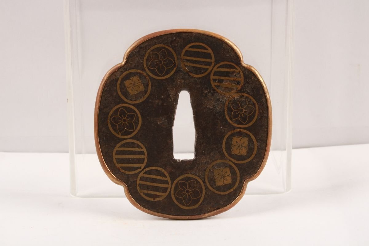 [.. магазин .] меч . изобразительное искусство / Edo период / нет ./ металлический земля .. Takeda родители вид . дерево . форма гарда меча /K-1264( поиск ) гарда меча /./ японский меч / меч принадлежности 