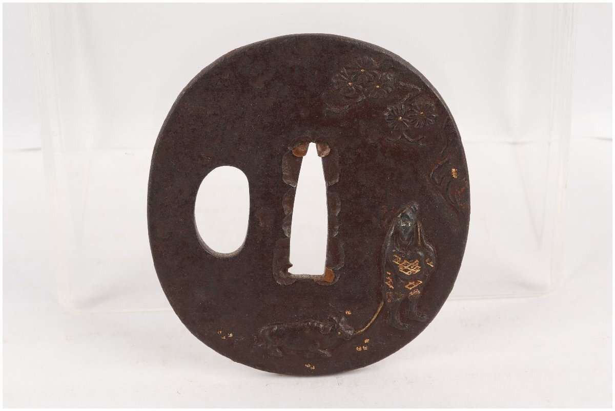 [.. магазин .] меч . изобразительное искусство / Edo период / нет ./ металлический металлы серебряный ... корова .. человек map круг форма гарда меча /71g/K-938( поиск ) гарда меча /./ японский меч / меч принадлежности /. голова / глаз .