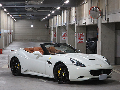 ☆フェラーリ　カリフォルニア　左ハンドル　ビアンコアブス　オプション２０インチアルミ　パワークラフトマフラー　売り切ります☆_画像1