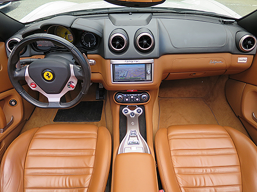 ☆フェラーリ　カリフォルニア　左ハンドル　ビアンコアブス　オプション２０インチアルミ　パワークラフトマフラー　売り切ります☆_画像3