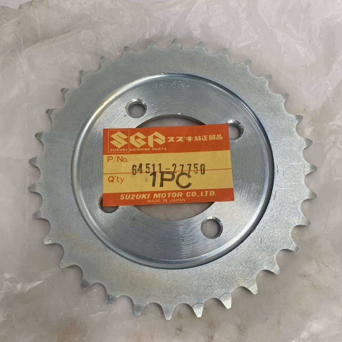 スズキ AS50 AC50 RV50 MT50 セルペット K10 K11 K15 M12 M15 M30 M31リアスプロケット 未使用純正新品_画像1