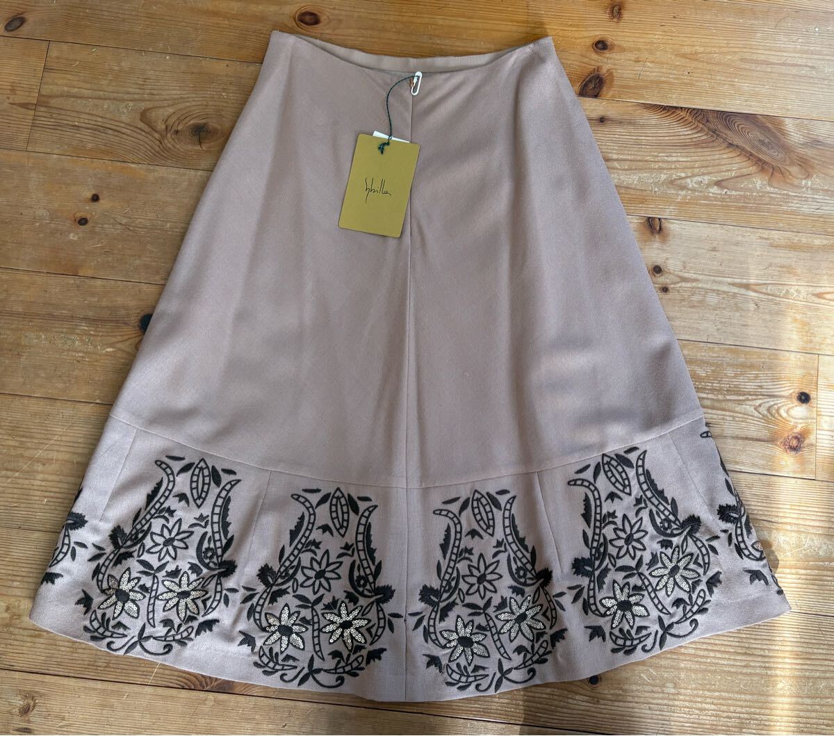未使用★シビラ★薄茶系裾花柄刺繍スパンコールスカートL39,000円＋税【送料無料】難有_画像2