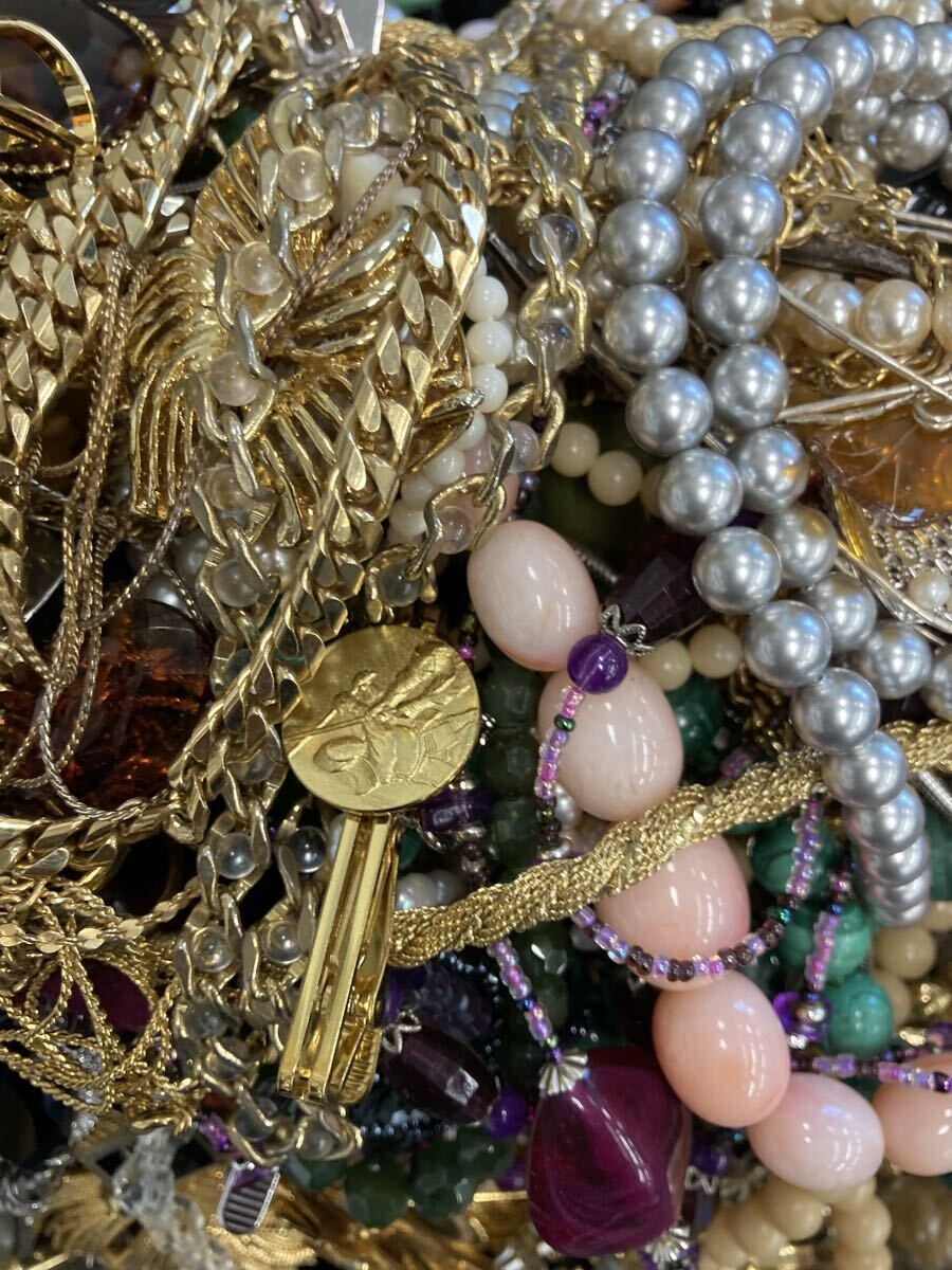 1円〜！アクセサリー大量おまとめ 総重量6kgオーバー 67 パール ネックレス イヤリング ブローチ ゴールド 金色ネックレス 小物 約6.495kg _画像2