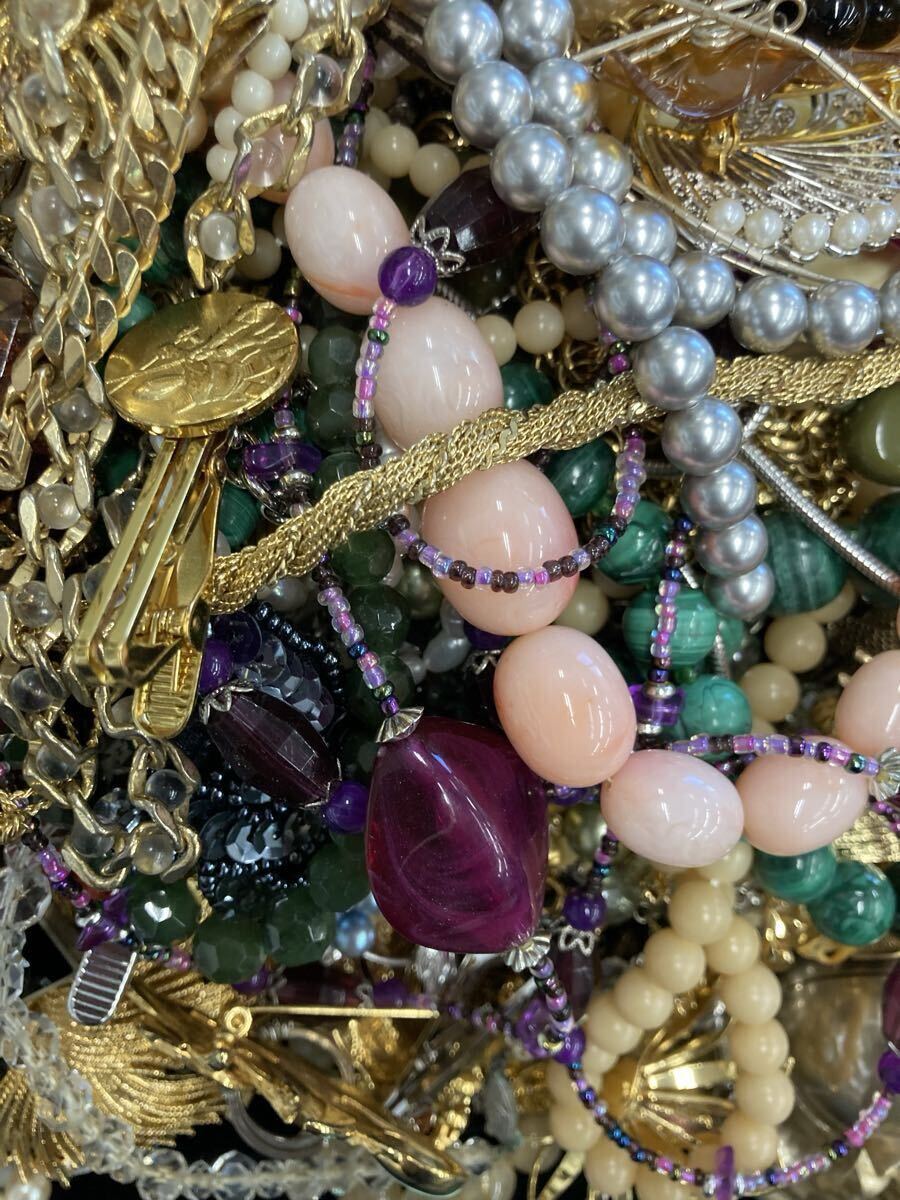 1円〜！アクセサリー大量おまとめ 総重量6kgオーバー 67 パール ネックレス イヤリング ブローチ ゴールド 金色ネックレス 小物 約6.495kg _画像5