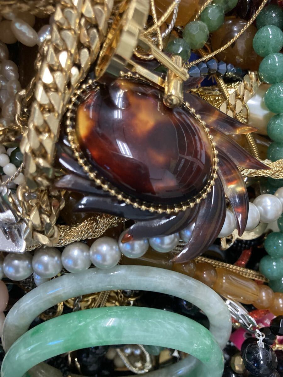 1円〜！アクセサリー大量おまとめ 総重量6kgオーバー 67 パール ネックレス イヤリング ブローチ ゴールド 金色ネックレス 小物 約6.495kg _画像8