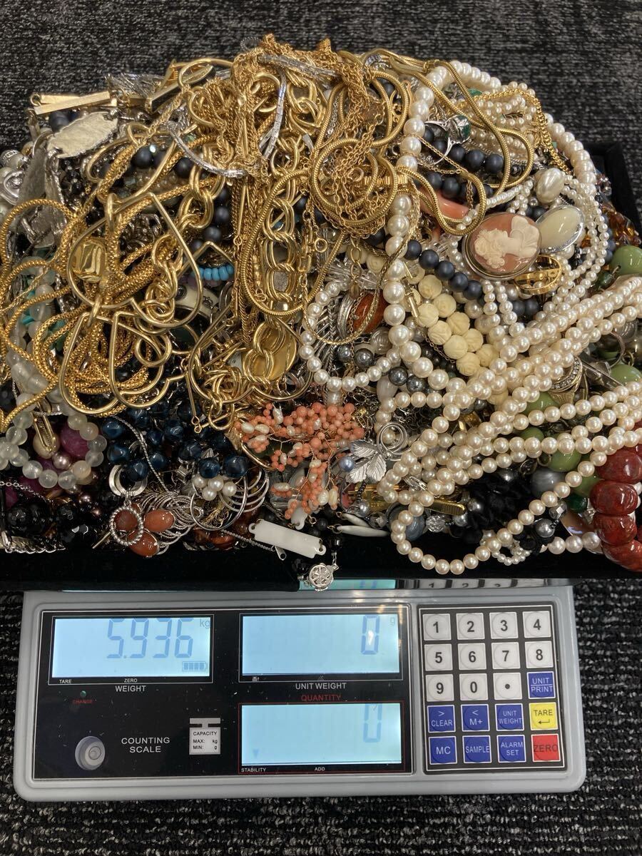 1円〜！アクセサリー大量おまとめ 総重量5.9kgオーバー 56 パール ネックレス イヤリング ブローチ ゴールド 金 アクセサリー 約5.936kg_画像1
