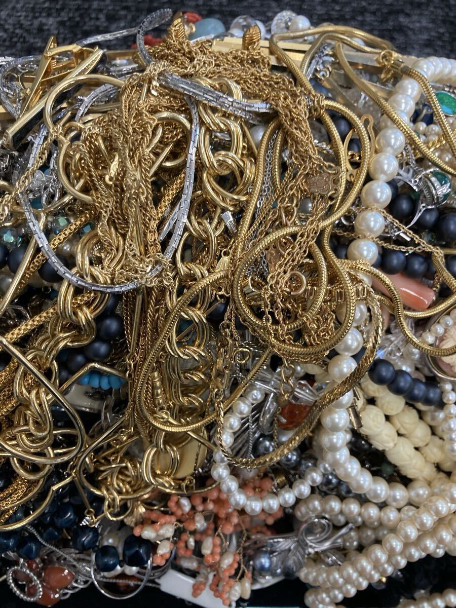 1円〜！アクセサリー大量おまとめ 総重量5.9kgオーバー 56 パール ネックレス イヤリング ブローチ ゴールド 金 アクセサリー 約5.936kg_画像2