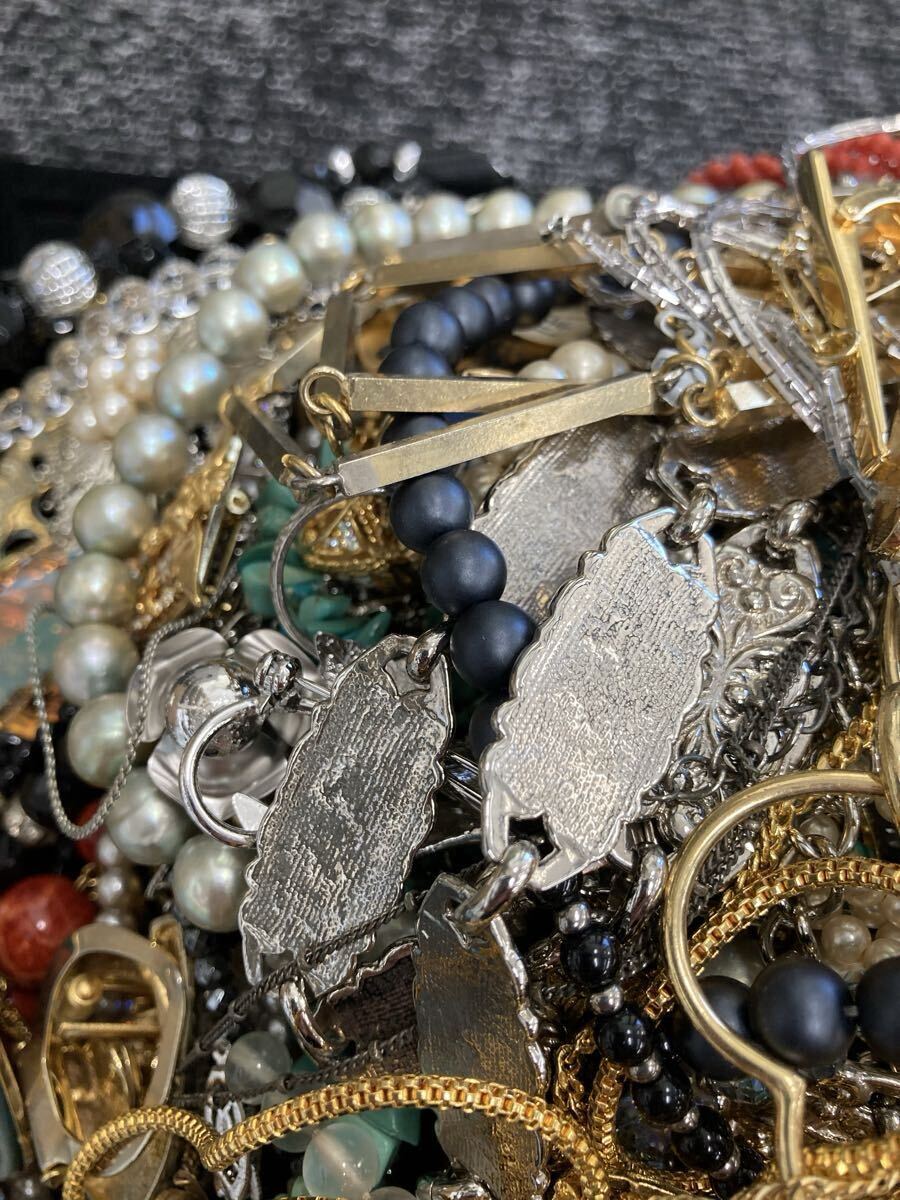 1円〜！アクセサリー大量おまとめ 総重量5.9kgオーバー 56 パール ネックレス イヤリング ブローチ ゴールド 金 アクセサリー 約5.936kg_画像3