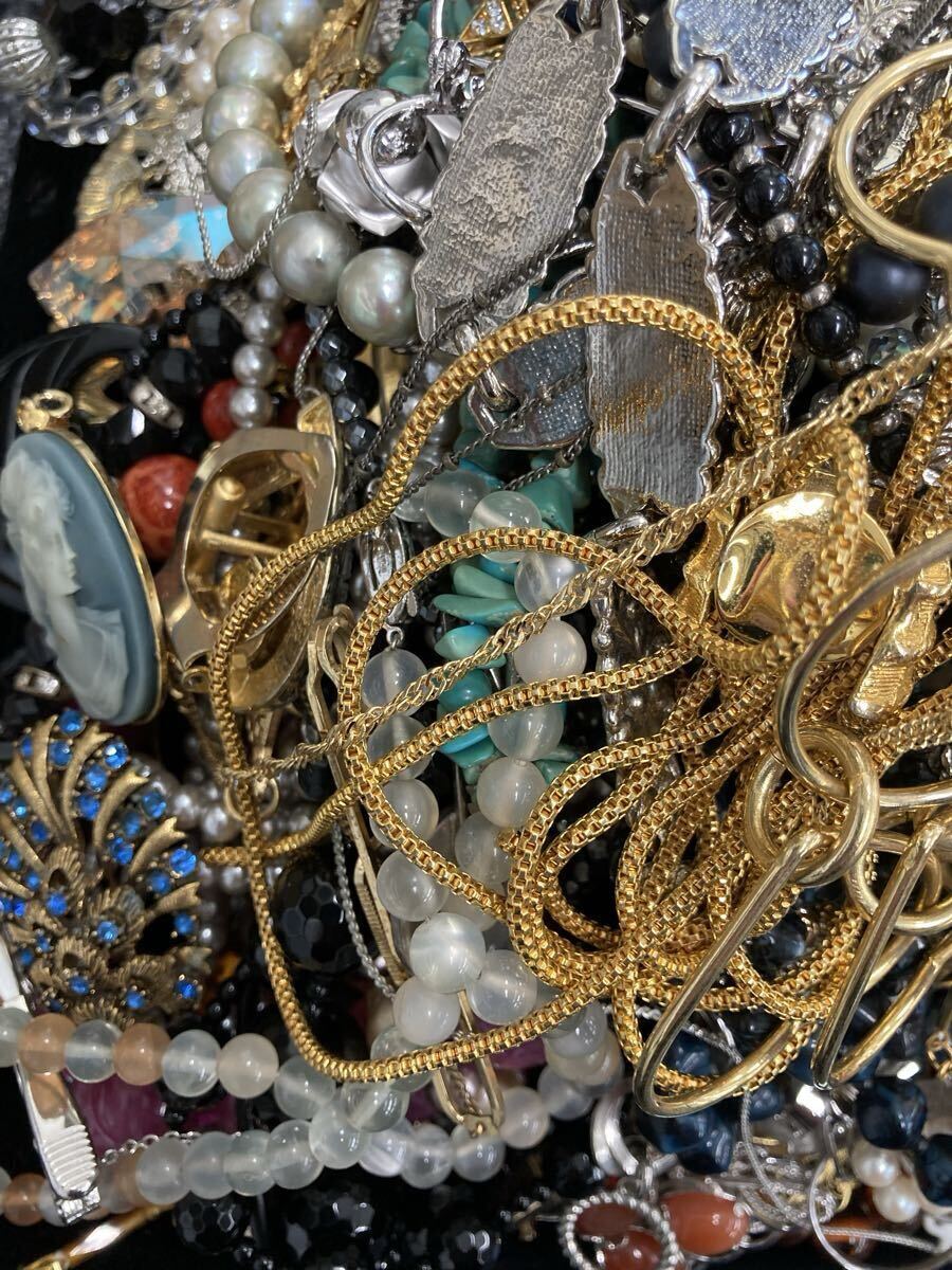 1円〜！アクセサリー大量おまとめ 総重量5.9kgオーバー 56 パール ネックレス イヤリング ブローチ ゴールド 金 アクセサリー 約5.936kg_画像4