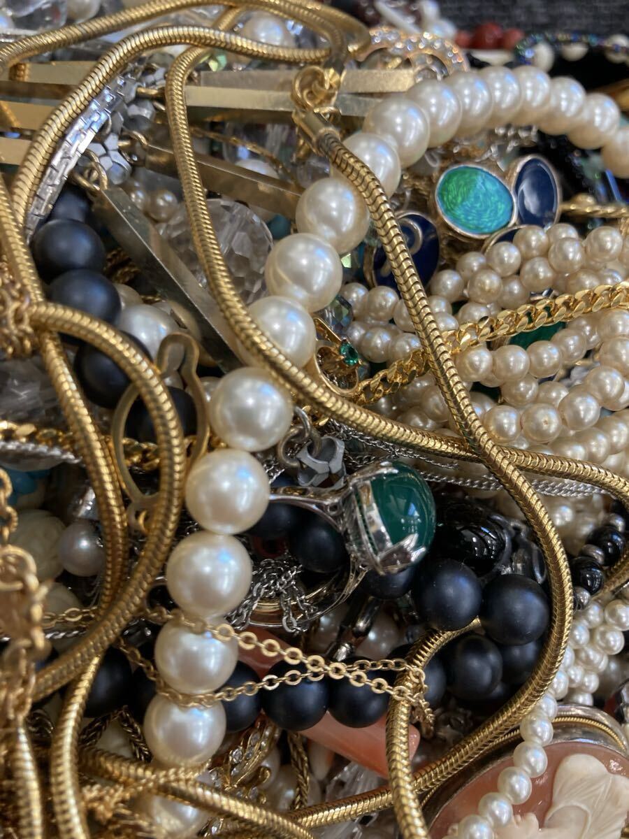 1円〜！アクセサリー大量おまとめ 総重量5.9kgオーバー 56 パール ネックレス イヤリング ブローチ ゴールド 金 アクセサリー 約5.936kg_画像5