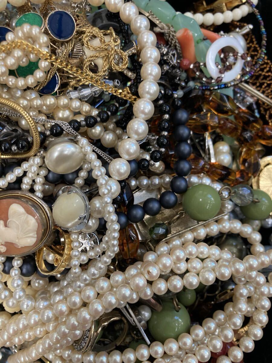 1円〜！アクセサリー大量おまとめ 総重量5.9kgオーバー 56 パール ネックレス イヤリング ブローチ ゴールド 金 アクセサリー 約5.936kg_画像6
