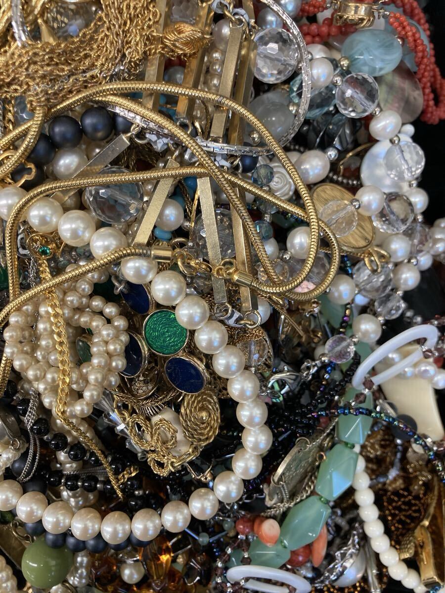 1円〜！アクセサリー大量おまとめ 総重量5.9kgオーバー 56 パール ネックレス イヤリング ブローチ ゴールド 金 アクセサリー 約5.936kg_画像7