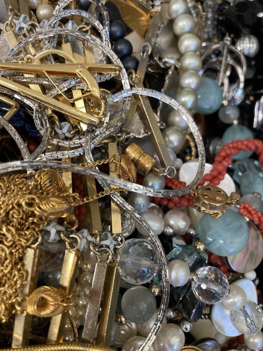 1円〜！アクセサリー大量おまとめ 総重量5.9kgオーバー 56 パール ネックレス イヤリング ブローチ ゴールド 金 アクセサリー 約5.936kg_画像8