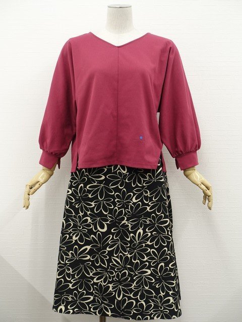 美品 DOLL-UP等 長袖カットソー+ロング丈フレアスカート コーディネート2点セット M相当 紫/黒地 ベージュ 花柄 フェミニン系 20代_画像1