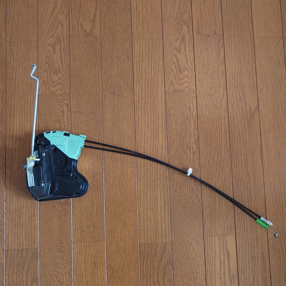 スズキ ハスラー(DAA-MR41S)左リアドア「ドアキャッチャー&オープナー」【中古】送料込_画像1