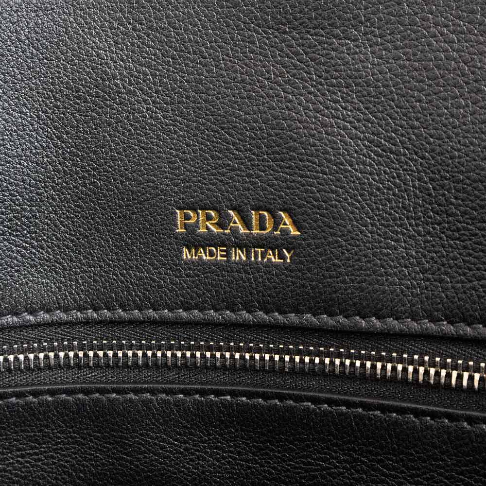 ( не использовался выставленный товар ) Prada PRADA Logo большая сумка soft серый n кожа NERO Nero черный серебряный металлические принадлежности 2VG123