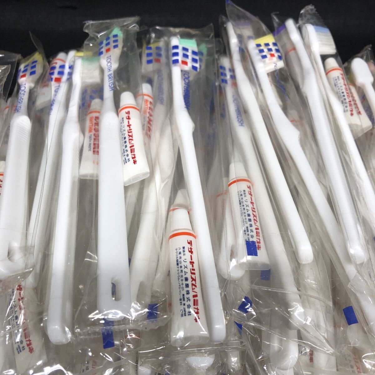 Y2505 【 アメニティ歯ブラシ 100本 】国産歯磨き粉4g付き フィルムパック ホテル 旅館 旅行 携帯 避難所 介護 保管品 ハブラシ _画像6