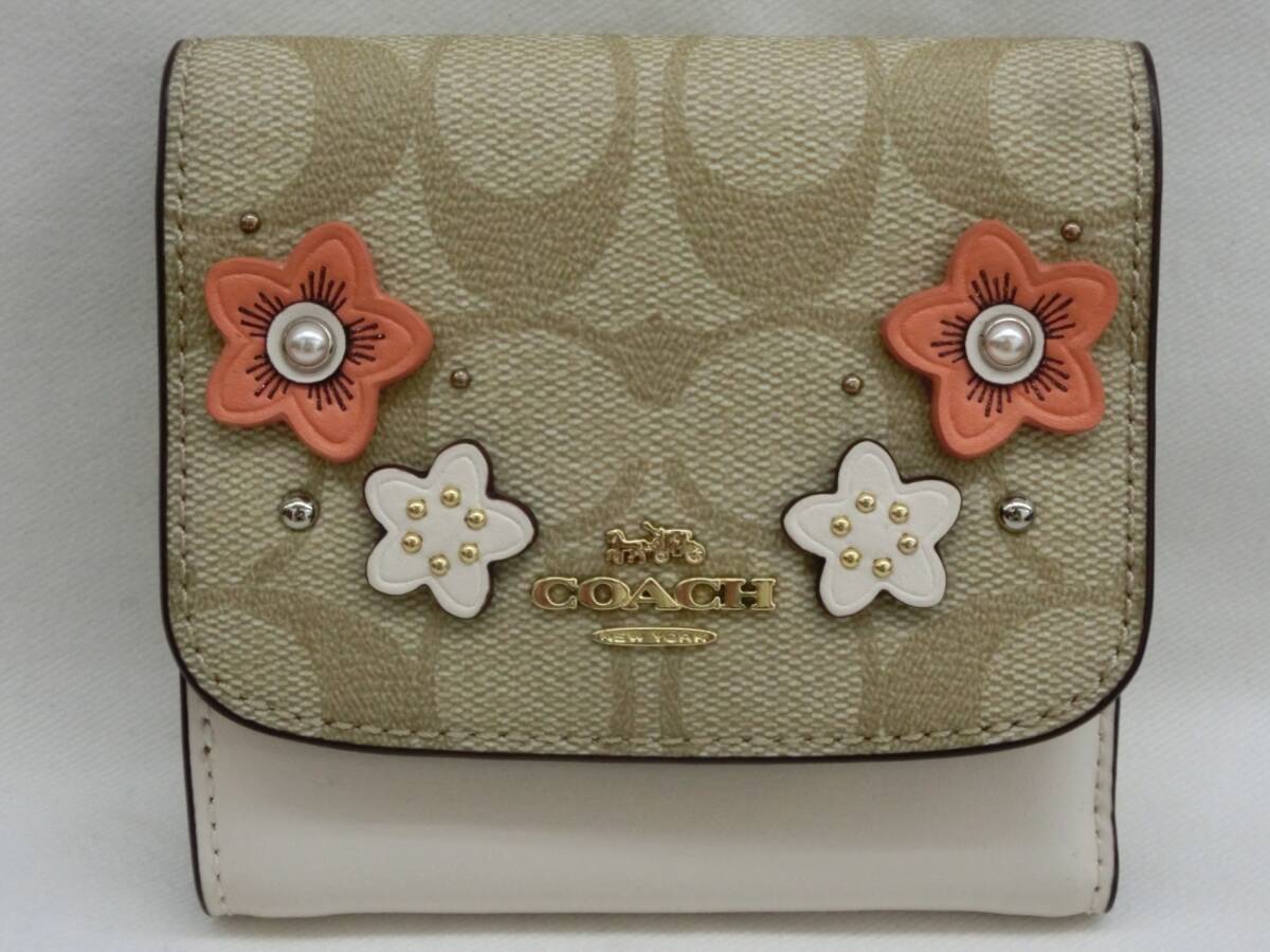‡ 0087 【美品】 COACH コーチ 三つ折り財布 フローラルアップリケ ミニ財布 花柄 ベージュ サーモンピンク系 小銭入れ有_画像1