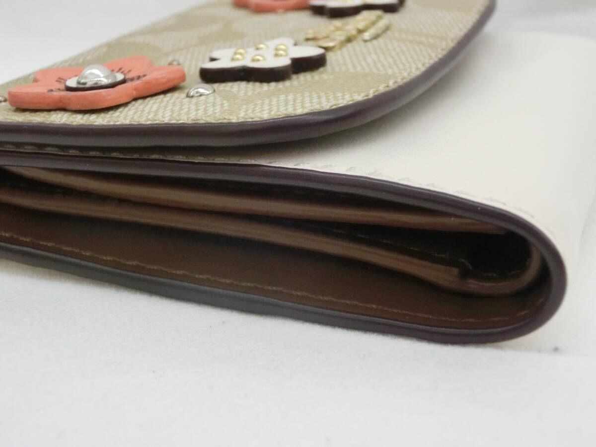 ‡ 0087 【美品】 COACH コーチ 三つ折り財布 フローラルアップリケ ミニ財布 花柄 ベージュ サーモンピンク系 小銭入れ有_画像3