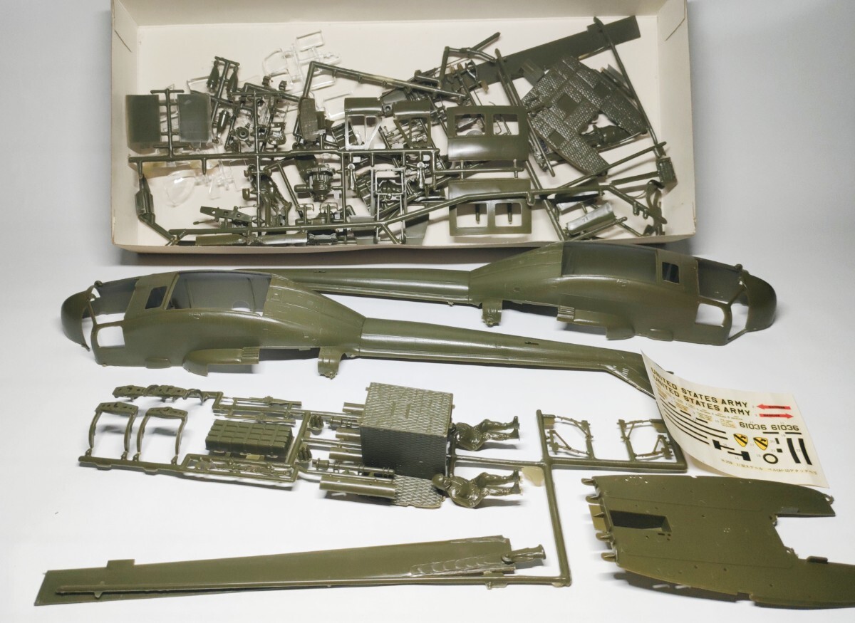 169 Rebell 1/32スケール ベルUH−1Dアタックヘリ模型_画像2