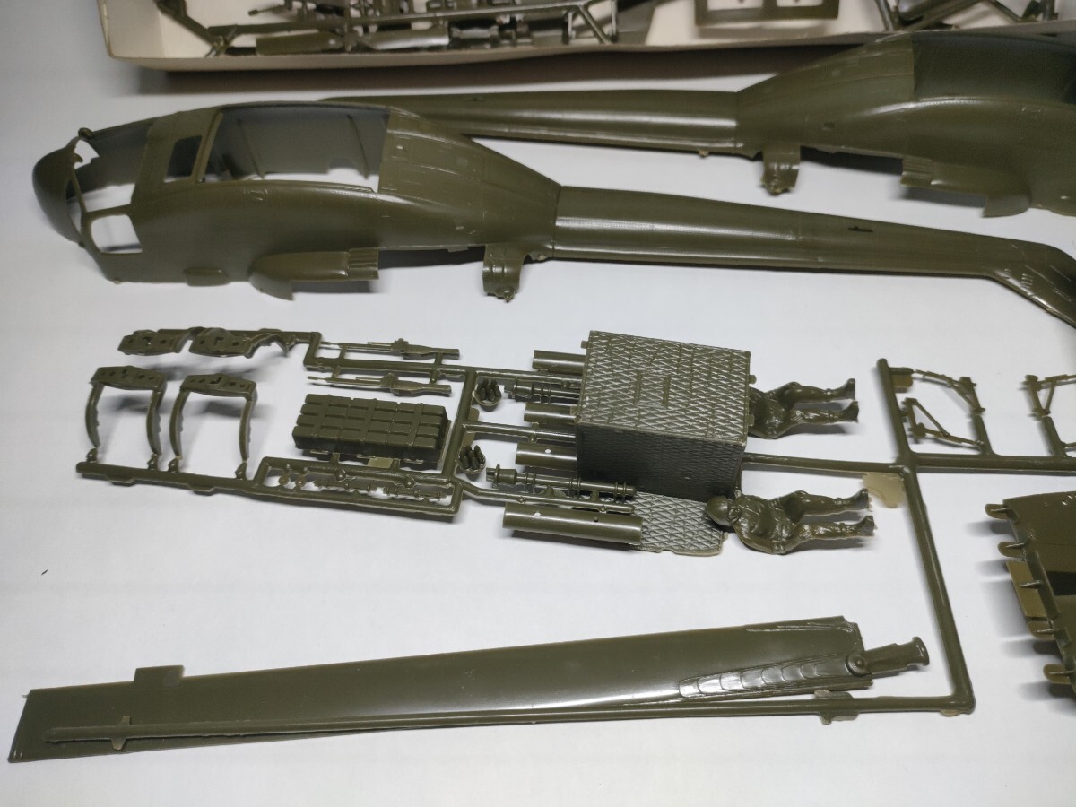 169 Rebell 1/32スケール ベルUH−1Dアタックヘリ模型_画像3