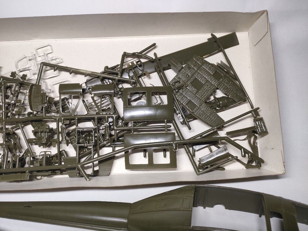 169 Rebell 1/32スケール ベルUH−1Dアタックヘリ模型_画像5