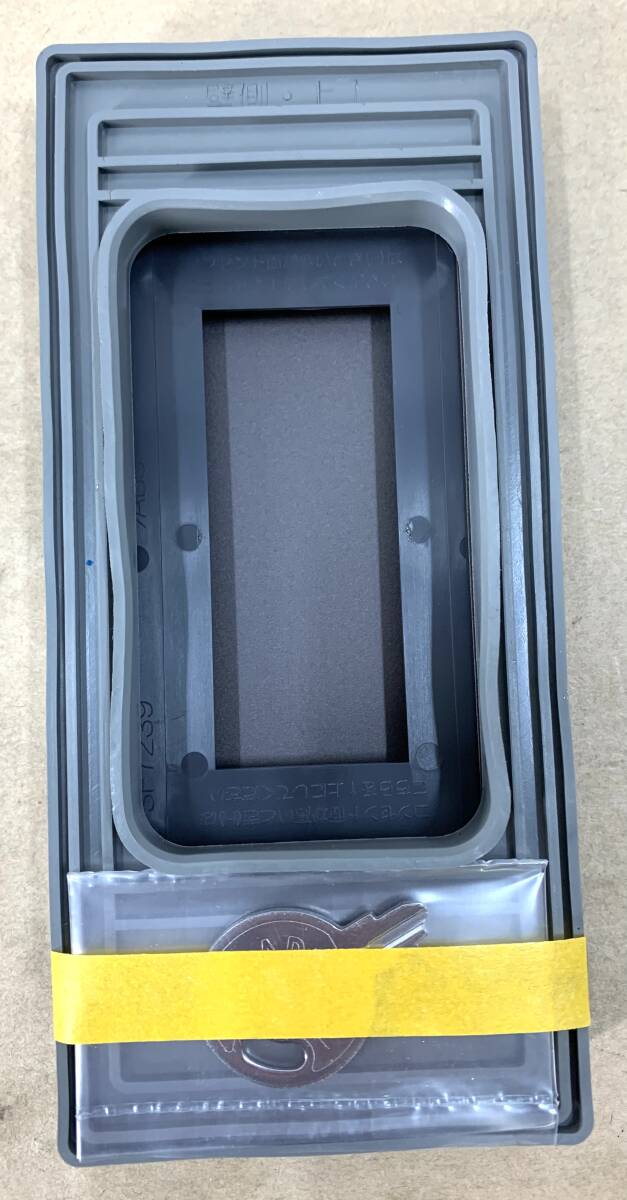 ※1円スタート【新品・未開封品】【3個】神保電器 鍵付セキュリティカバー 防噴流形 ダークブラウン TDP-3WKY-DB_画像4