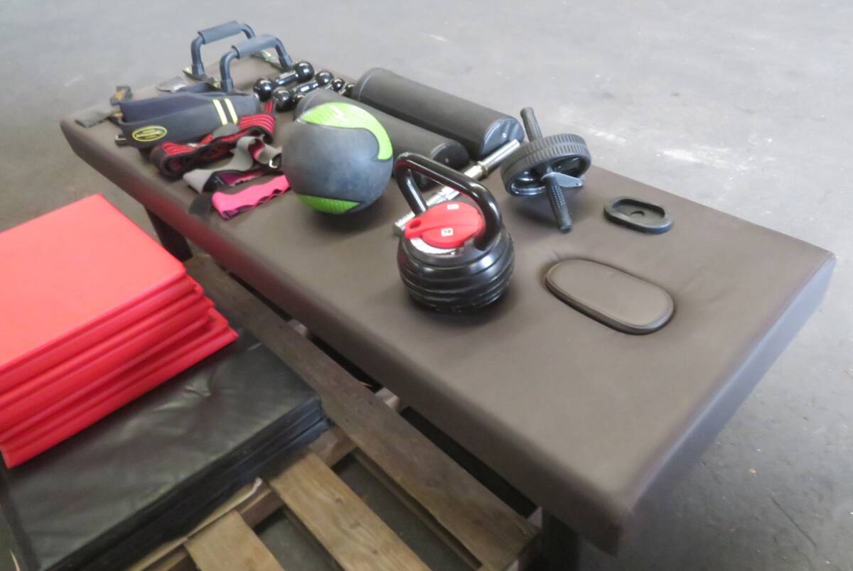 I-522）来店・引き取り限定★トレーニング器具色々まとめて★マッサージベッド/ダンベル/ケトルベル/小物/メディシンボール/その他★中古品_画像2