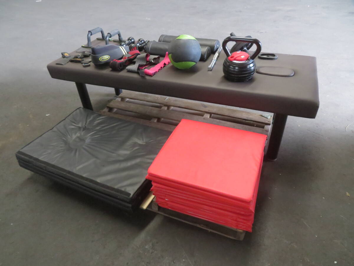 I-522）来店・引き取り限定★トレーニング器具色々まとめて★マッサージベッド/ダンベル/ケトルベル/小物/メディシンボール/その他★中古品_画像1