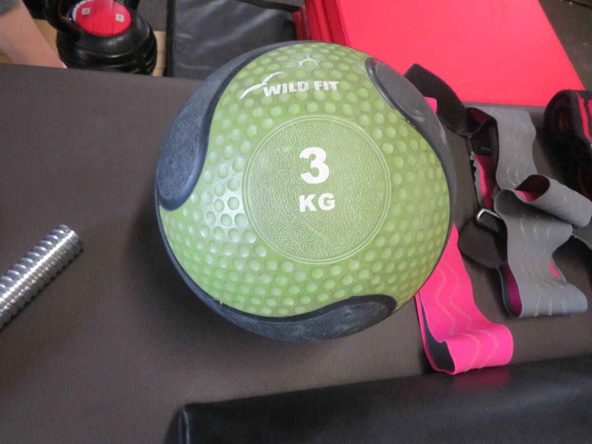 I-522）来店・引き取り限定★トレーニング器具色々まとめて★マッサージベッド/ダンベル/ケトルベル/小物/メディシンボール/その他★中古品_画像9