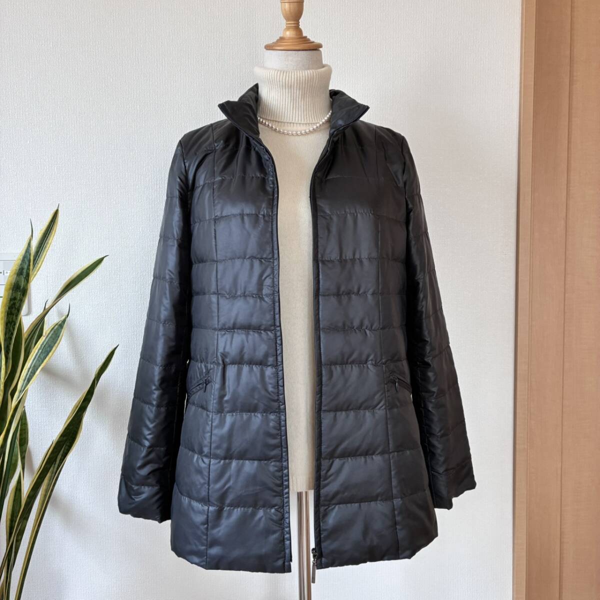 【高級レリアン、未使用に近い90％オフ】6.5万円程三越伊勢丹取り扱い高級ブランド、高品質ダウン洗練シンプル黒ブラックダウンジャケット_画像2