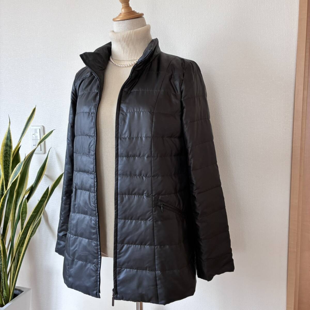 【高級レリアン、未使用に近い90％オフ】6.5万円程三越伊勢丹取り扱い高級ブランド、高品質ダウン洗練シンプル黒ブラックダウンジャケット_画像3