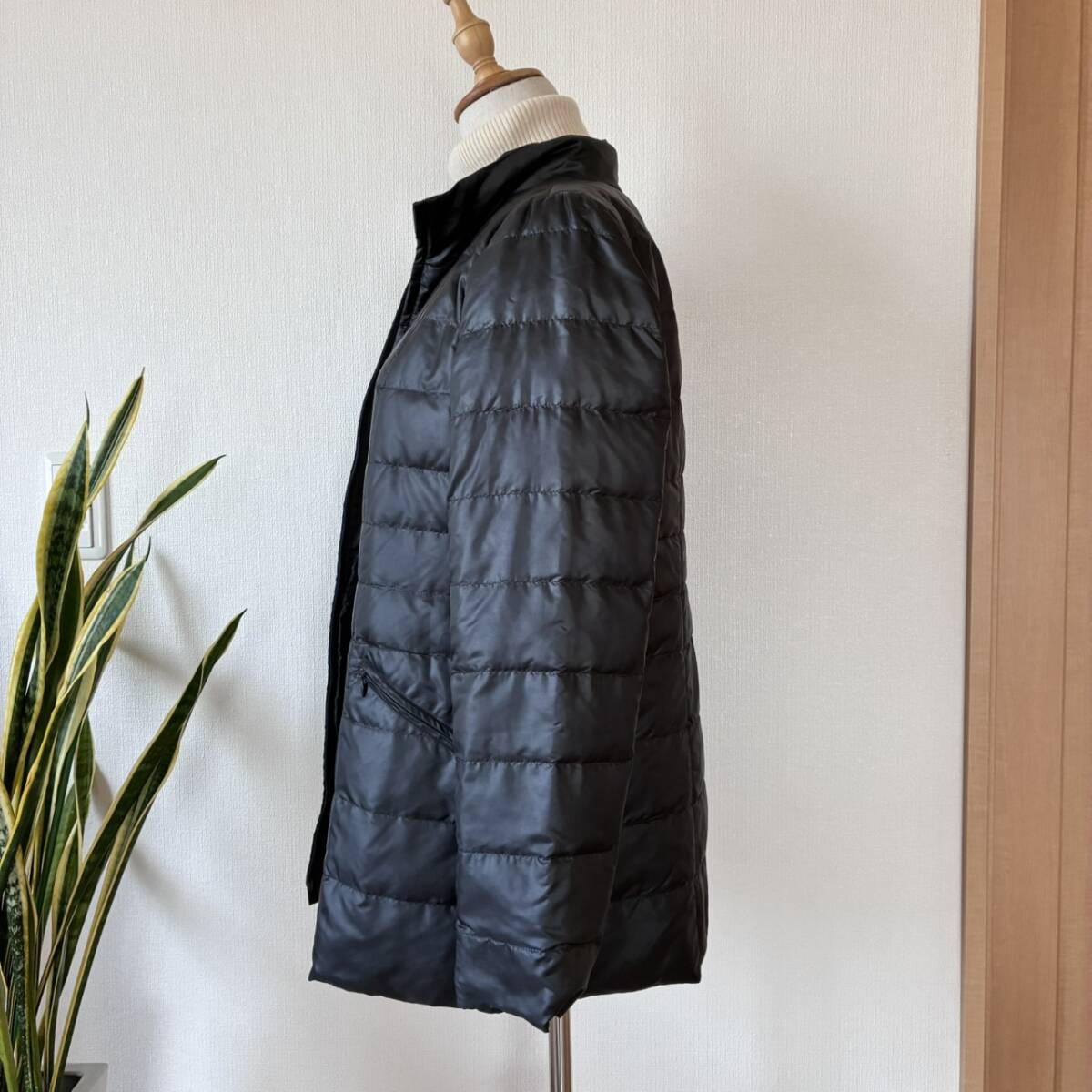 【高級レリアン、未使用に近い90％オフ】6.5万円程三越伊勢丹取り扱い高級ブランド、高品質ダウン洗練シンプル黒ブラックダウンジャケット_画像4