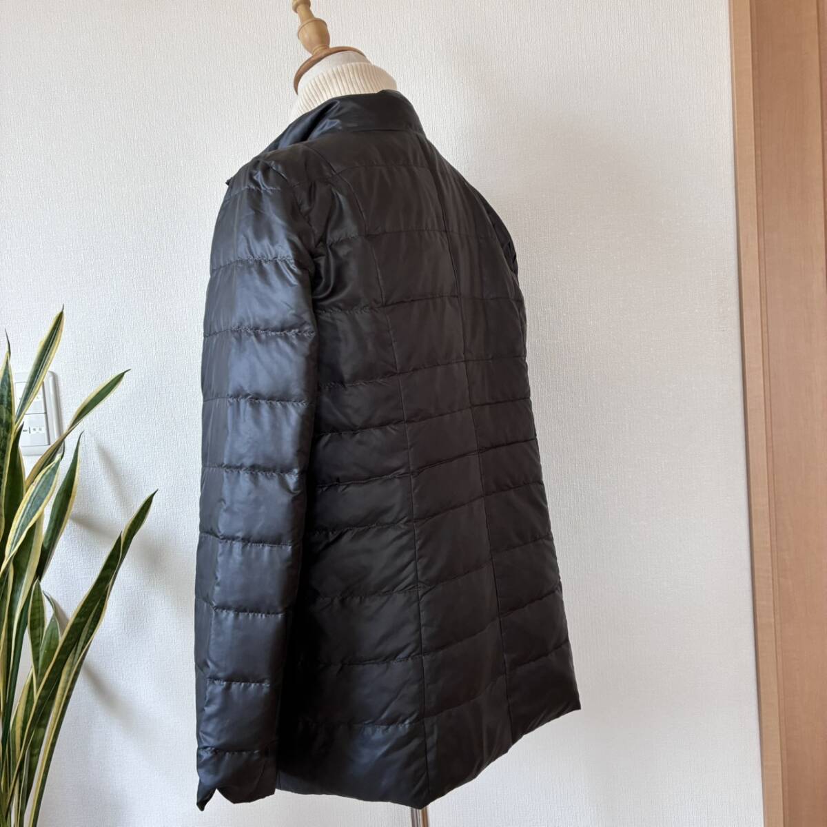 【高級レリアン、未使用に近い90％オフ】6.5万円程三越伊勢丹取り扱い高級ブランド、高品質ダウン洗練シンプル黒ブラックダウンジャケット_画像6