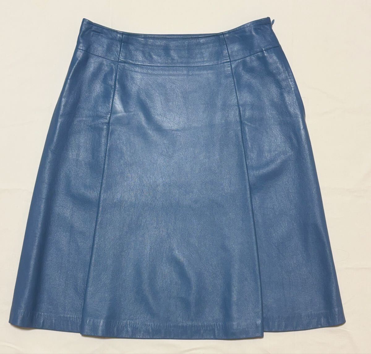 短時間2回使用の極美品！ 8万 秋冬コレクション ☆YUKI TORII☆ ユキトリイインターナショナル ブルー 羊革 スカート♪ セットアップに_画像3