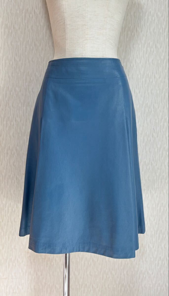 短時間2回使用の極美品！ 8万 秋冬コレクション ☆YUKI TORII☆ ユキトリイインターナショナル ブルー 羊革 スカート♪ セットアップに_画像2