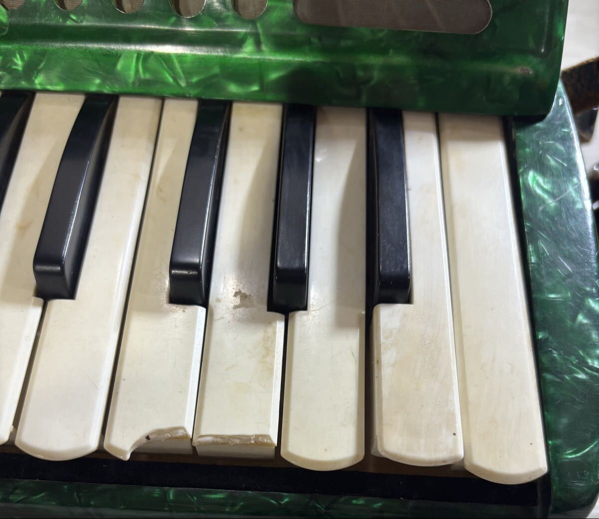 ★格安スタート！送料込み！ YAMAHA アコーディオン アルト ケース有り ヤマハ 鍵盤楽器 レトロ アンティーク 目立つ傷あり☆_画像4