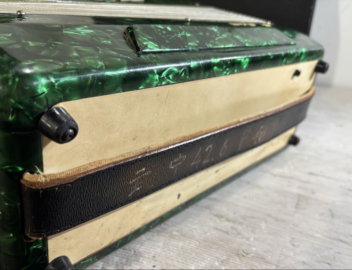 ★格安スタート！送料込み！ YAMAHA アコーディオン アルト ケース有り ヤマハ 鍵盤楽器 レトロ アンティーク 目立つ傷あり☆_画像6