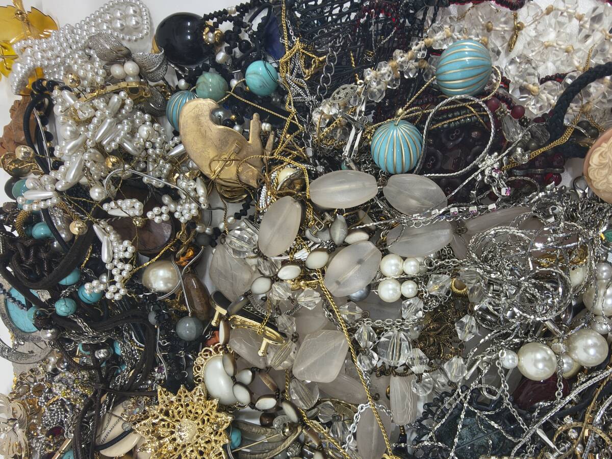 重量約3.0㎏!!イミテーションアクセサリー 刻印あり/色石/ネックレス/指輪ブローチ/イヤリング/ヘアアクセ/ブレスレット/中古_画像4