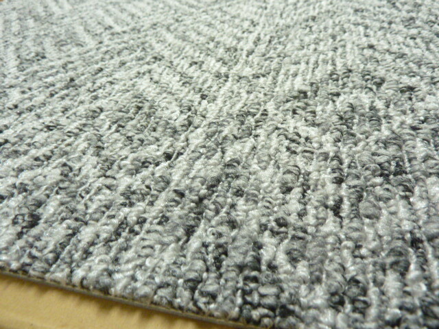 T789① 未使用 SUMITOMO タイルカーペット タイル マット 50cm×50cm 計80枚 まとめ 大量 グレー系 ヘリンボーン柄 杉綾 模様替え 事務所_画像2