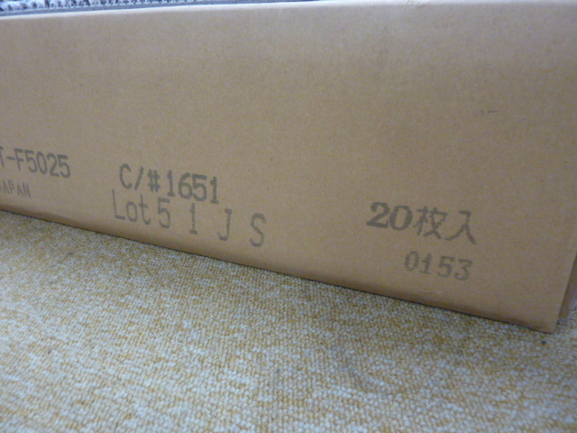 T789① 未使用 SUMITOMO タイルカーペット タイル マット 50cm×50cm 計80枚 まとめ 大量 グレー系 ヘリンボーン柄 杉綾 模様替え 事務所_画像4