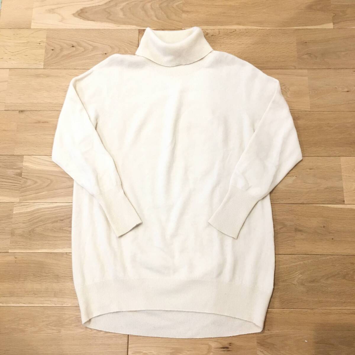 ユニクロ UNIQLO カシミヤ１００％ タートルネック セーター ニット サイズM_画像1