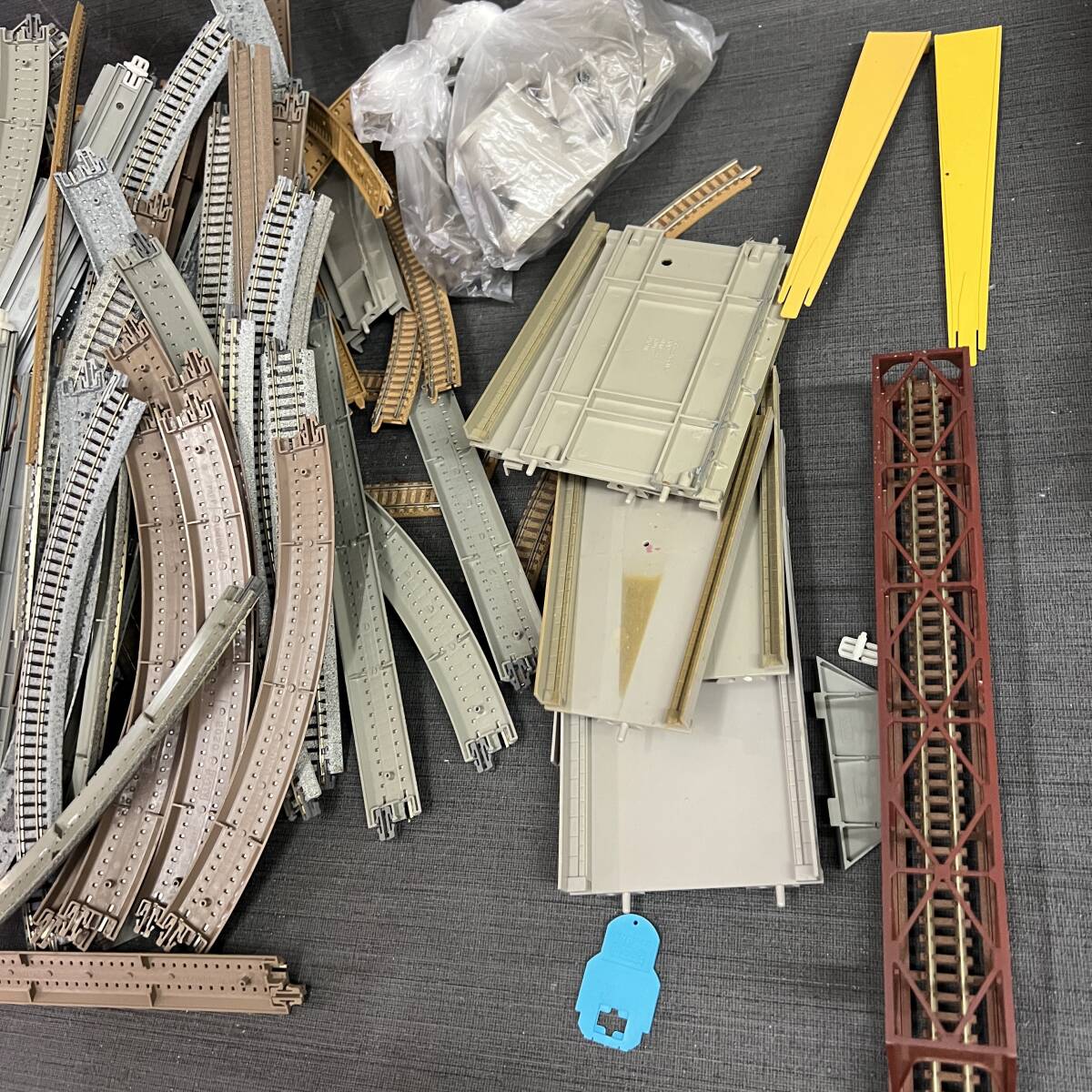 ▼Nゲージ 線路 まとめ売り カーブ直線橋脚パーツ多数 未検品 ジャンク品▼E81443_画像4