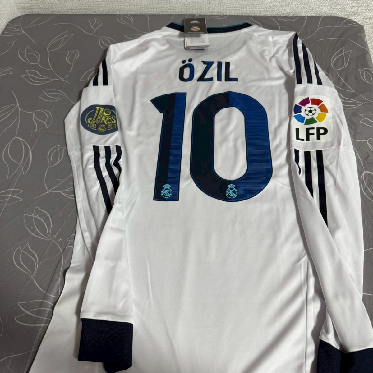 メスト・エジル　選手用オーセンティック仕様　レアル・マドリード　ウェア　ユニフォーム _画像1