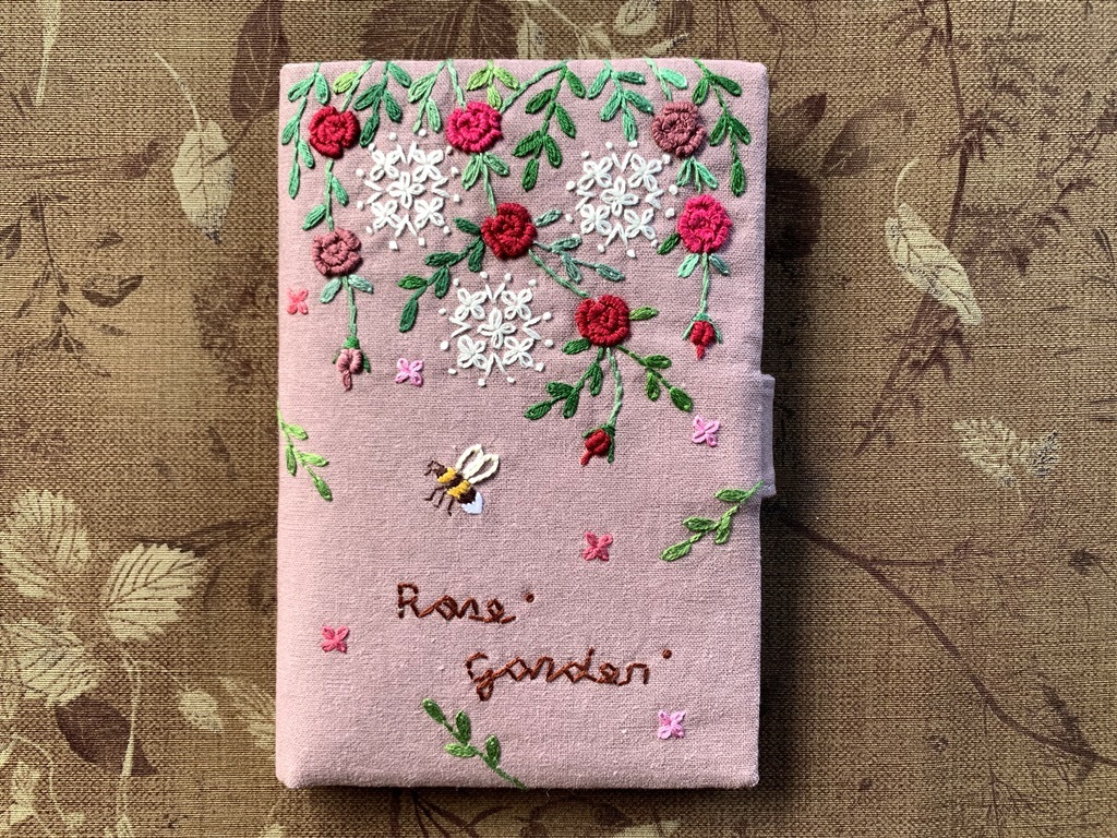 ハンドメイド　手刺繍「蜜蜂とローズガーデンのカード9枚、お薬手帳、母子手帳、通帳収納ケース」　モーブピンク色　２_画像1