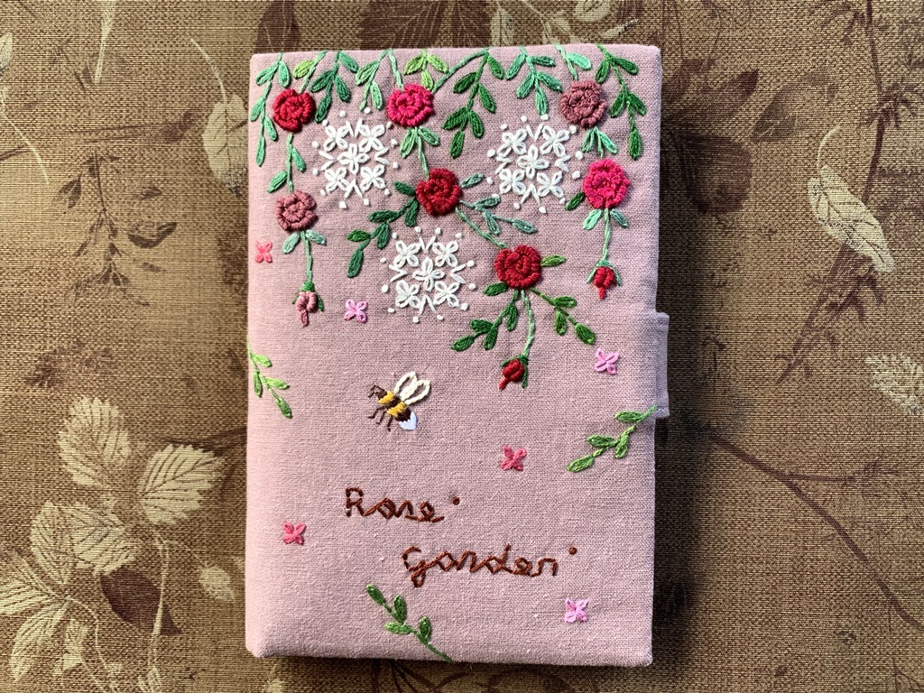 ハンドメイド　手刺繍「蜜蜂とローズガーデンのカード9枚、お薬手帳、母子手帳、通帳収納ケース」　モーブピンク色　２_画像2