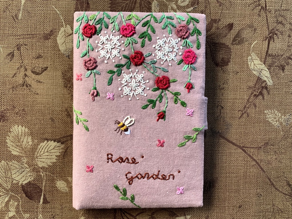 ハンドメイド　手刺繍「蜜蜂とローズガーデンのカード9枚、お薬手帳、母子手帳、通帳収納ケース」　モーブピンク色　２_画像3