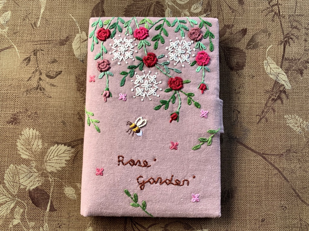 ハンドメイド　手刺繍「蜜蜂とローズガーデンのカード9枚、お薬手帳、母子手帳、通帳収納ケース」　モーブピンク色　２_画像4