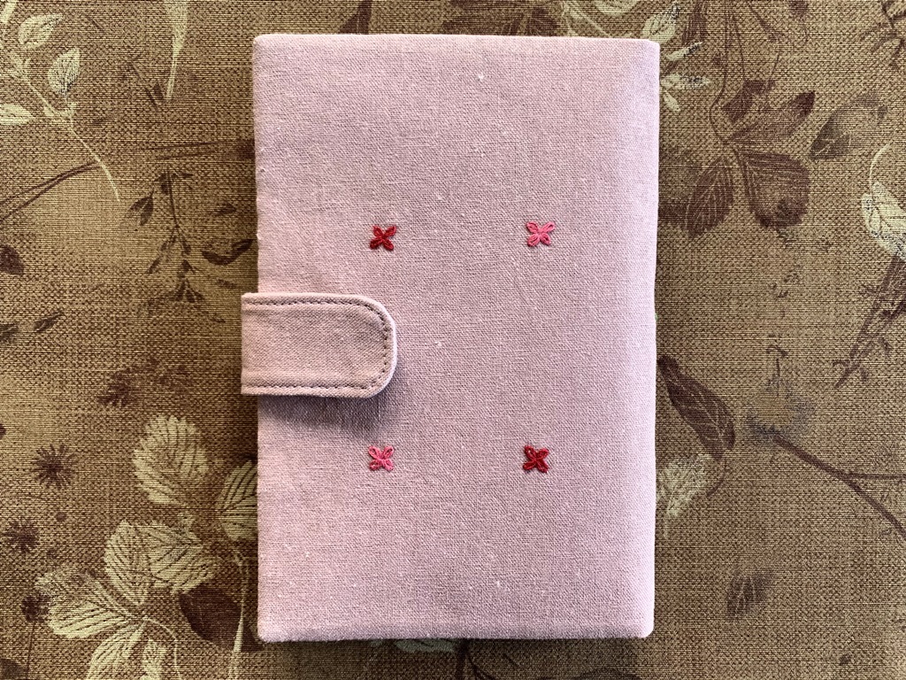 ハンドメイド　手刺繍「蜜蜂とローズガーデンのカード9枚、お薬手帳、母子手帳、通帳収納ケース」　モーブピンク色　２_画像5